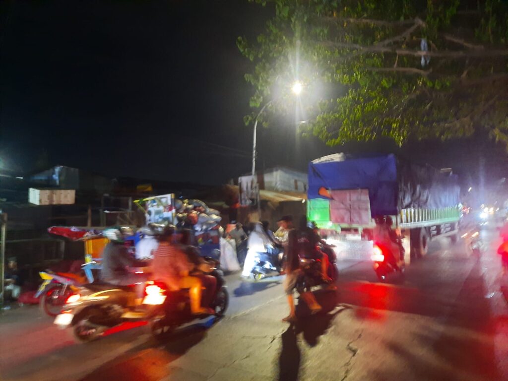 Potret Kemacetan Pasar Pannampu, Sampah Jadi Sorotan Warga Sekitar