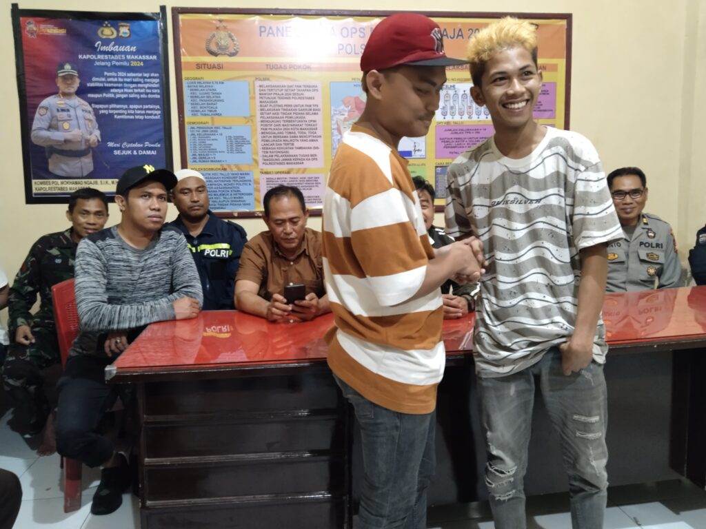 Dalam video tersebut, kedua kelompok remaja saling melempar menggunakan batu dan bambu