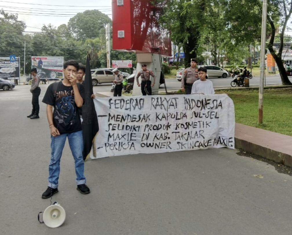 FRI Gelar Aksi Demo Didepan Kantor Polda Sulsel, Meminta Kapolda Periksa Owner MAXIE