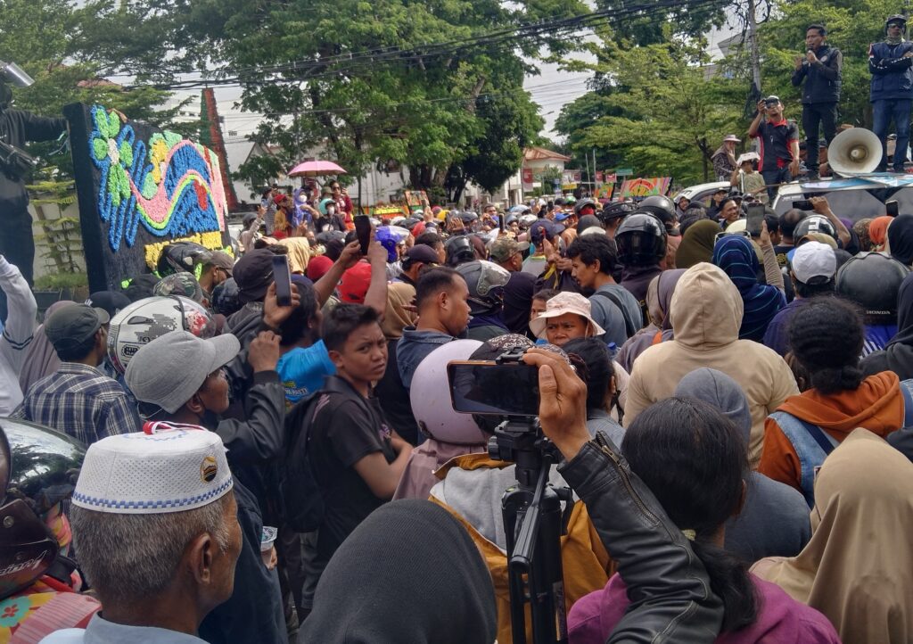 Warga Bitoa Kecamatan Manggala, Gelar Aksi Protes Didepan Kantor Polrestabes Makassar