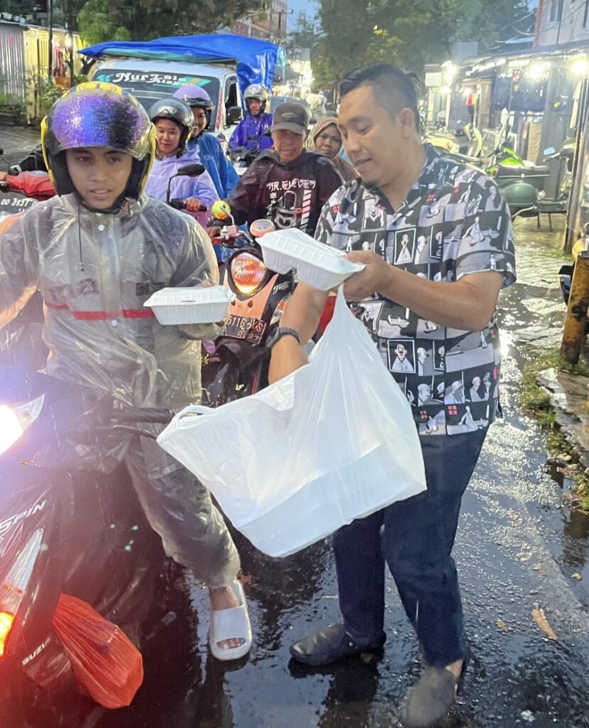 Meningkatkan Kualitas Diri Menebar Kebaikan di Bulan Ramadhan, Forum Makassar Info Berbagi Takjil 300 Doss