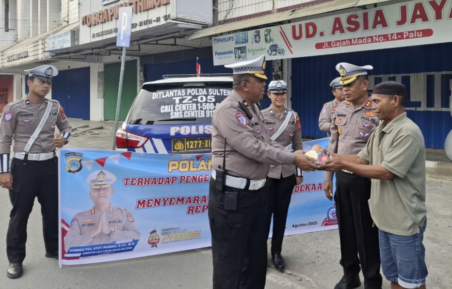 Ditlantas Polda Sulteng Gelar Polantas Menyapa, Semarakkan HUT Ke-80 RI Dengan Berbagi dan Pasangkan Bendera Merah Putih