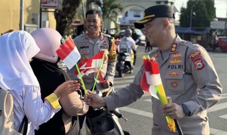 Semarak Kemerdekaan, Kapolres Maros Bagi-Bagi Bendera Merah Putih ke Pengendara