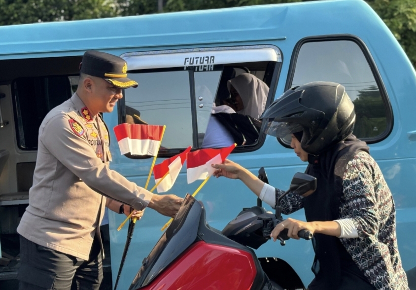 Semarak Kemerdekaan, Kapolres Maros Bagi-Bagi Bendera Merah Putih ke Pengendara
