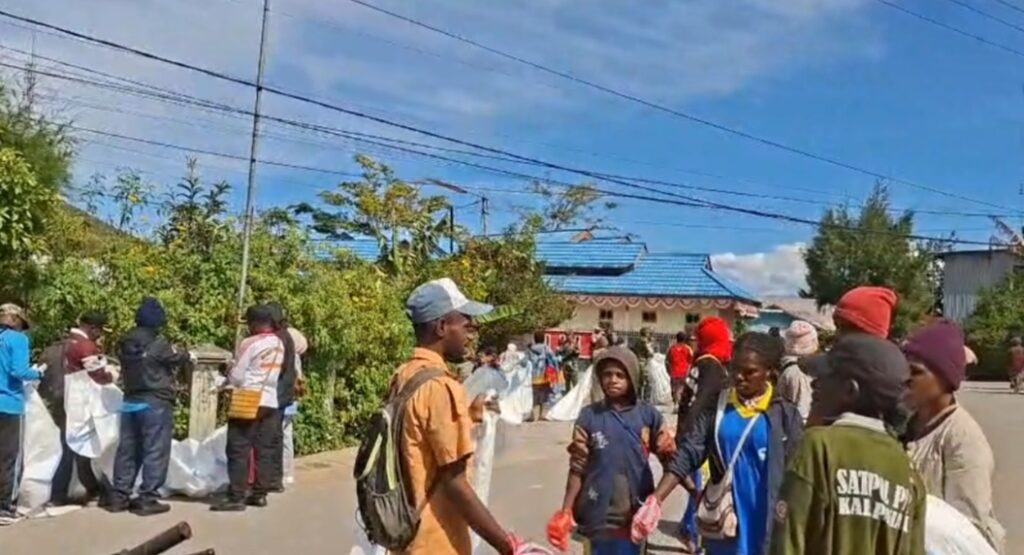 Koramil 1705-02/Enarotali Bersama Batalyon Infantri 4 Marinir Jakarta, Bantu Warga Kerja Bakti