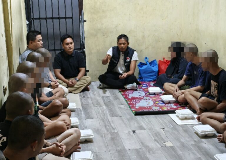 Jumat Berkah Polres Gowa Viral, IPTU Firman Duduk dan Makan Bersama Tahanan Narkoba