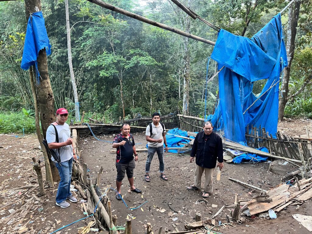 Polsek Bulukumpa Bongkar Habis Arena Judi Sabung Ayam di Dusun Sapobonto Polsek Bulukumpa Bongkar Habis Arena Judi Sabung Ayam di Dusun Sapobonto