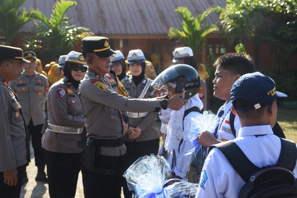 Sentuhan Humanis Hari Pertama Sekolah, Kapolres Bagikan Sarapan dan Roti untuk Siswa