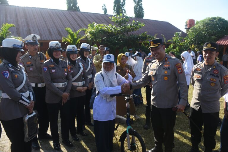 Sentuhan Humanis Hari Pertama Sekolah, Kapolres Bagikan Sarapan dan Roti untuk Siswa