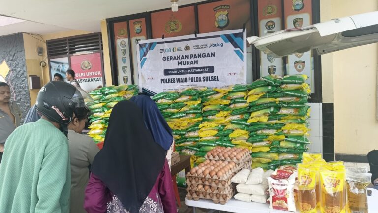 Polsek Tanasitolo Gelar Pangan Murah, 2 Ton Beras SPHP Diserbu Warga