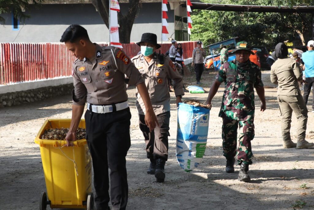 Jelang HUT RI ke-81, TNI-Polri dan Instansi Bersihkan TMP Taccorong Bulukumba