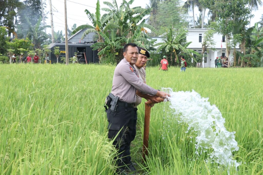 Polri untuk masyarakat, Polres Bulukumba Bantu Warga Atasi Kekeringan Sawah