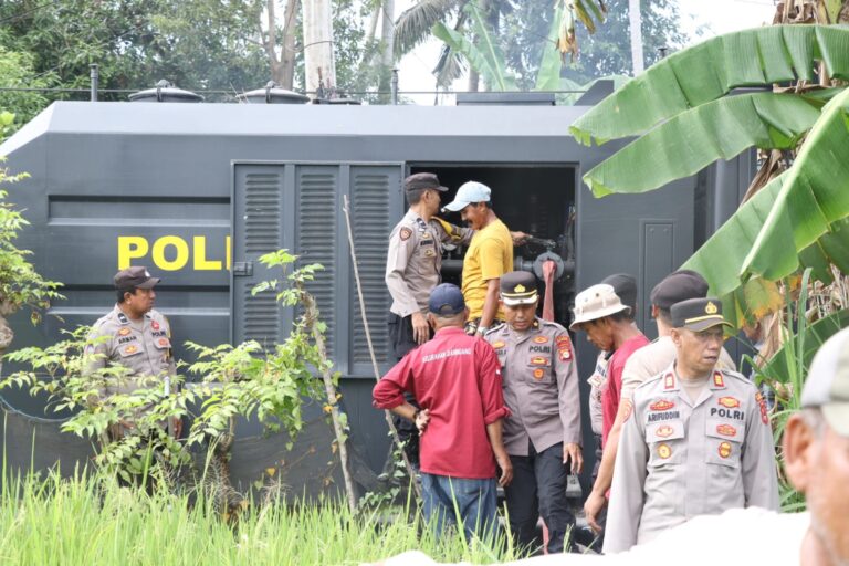 Polri untuk masyarakat, Polres Bulukumba Bantu Warga Atasi Kekeringan Sawah