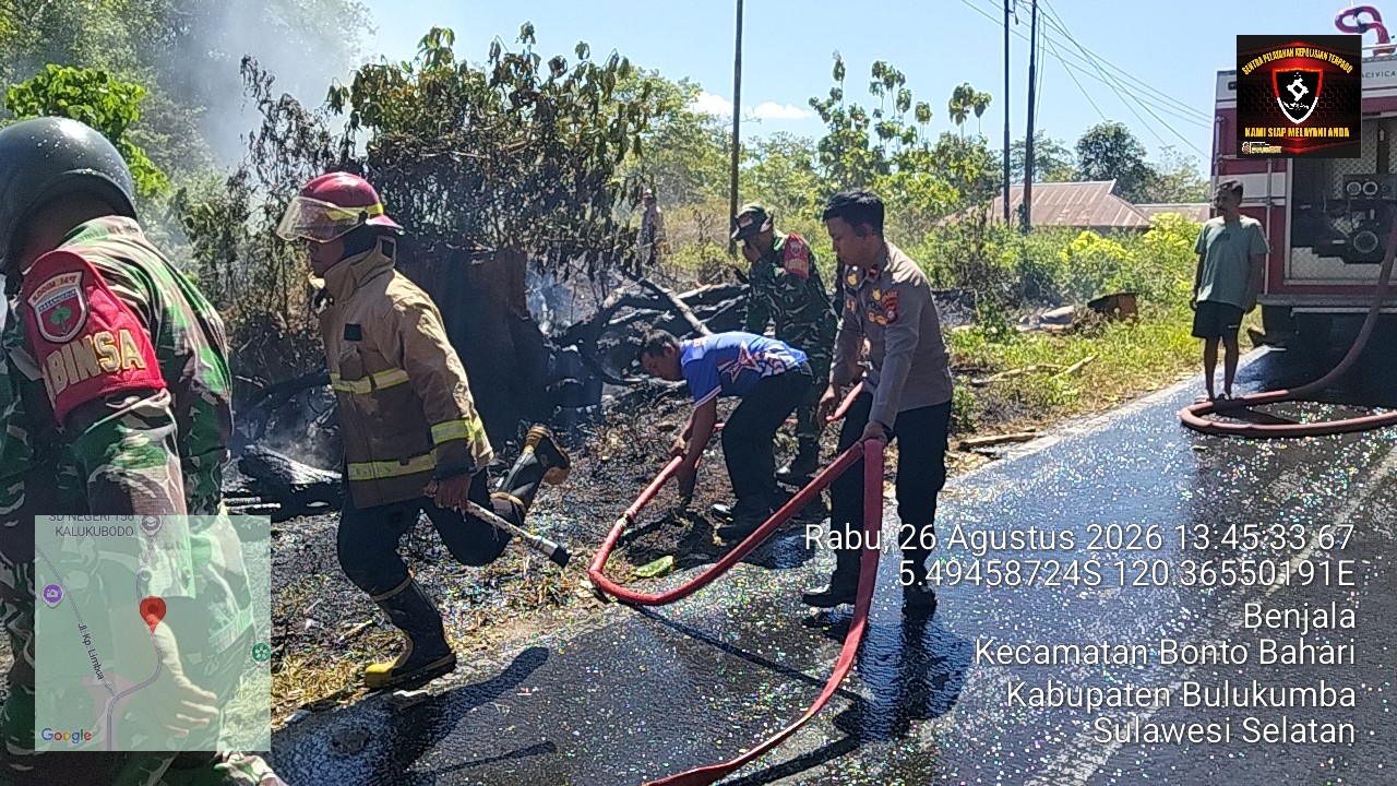 Polsek Bontobahari Bersama TNI dan Damkar Padamkan Kebakaran Lahan 
