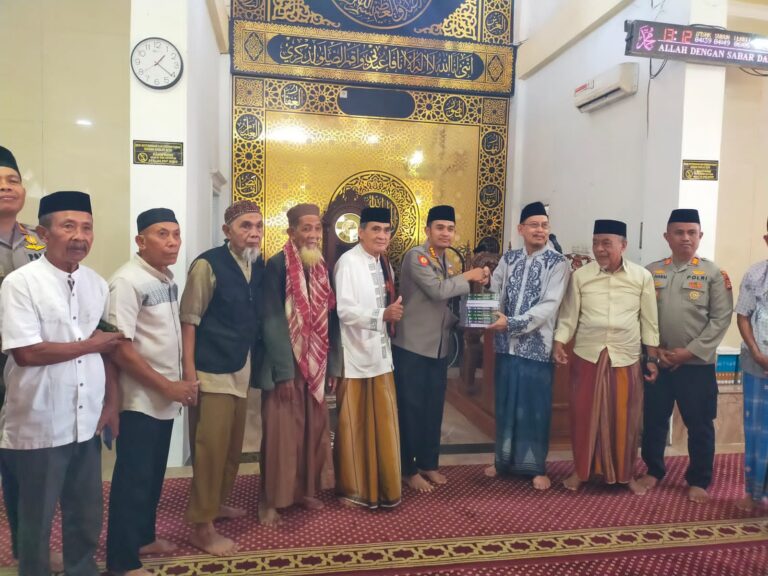 Safari Jumat di Gowa, Kapolresta Bagikan Al-Qur’an dan Pesan Kamtibmas Safari Jumat di Gowa, Kapolresta Bagikan Al-Qur’an dan Pesan Kamtibmas