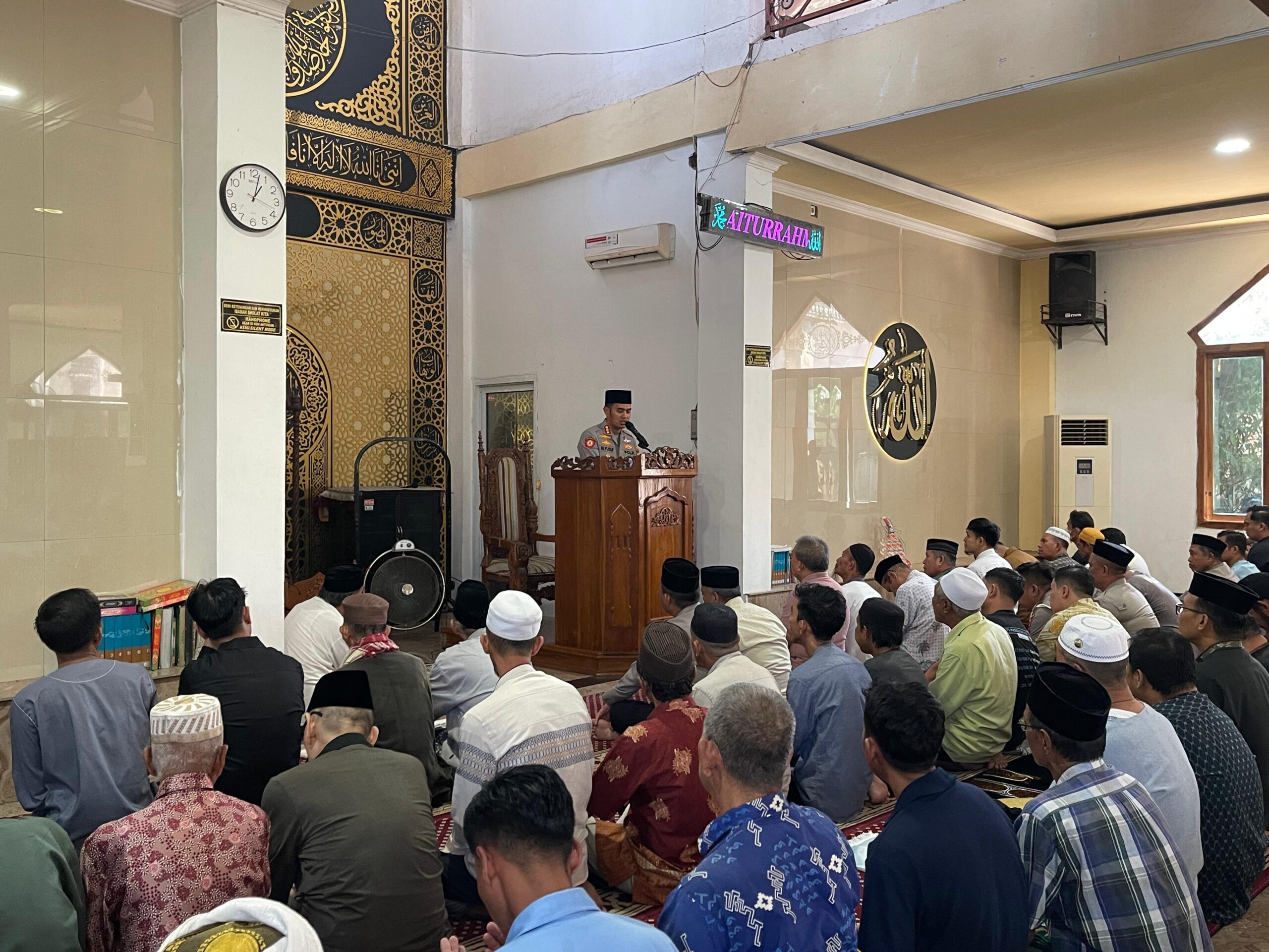 Safari Jumat di Gowa, Kapolresta Bagikan Al-Qur’an dan Pesan Kamtibmas