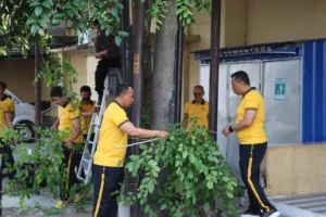Polres Maros Gencarkan Green Policing, Tempat Ibadah Dibersihkan